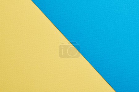 Téléchargez les photos : Papier kraft brut fond, texture du papier bleu couleurs jaunes. Maquette avec espace de copie pour le texte - en image libre de droit