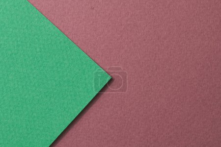 Téléchargez les photos : Papier kraft brut fond, texture du papier bordeaux couleurs vertes. Maquette avec espace de copie pour le texte - en image libre de droit