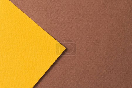 Téléchargez les photos : Papier kraft brut fond, texture du papier brun couleurs jaunes. Maquette avec espace de copie pour le texte - en image libre de droit