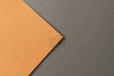Téléchargez les photos : Papier kraft brut fond, texture du papier noir couleurs orange. Maquette avec espace de copie pour le texte - en image libre de droit