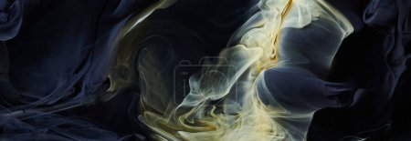 Téléchargez les photos : Fond d'art liquide contraste noir foncé. Explosion d'encre de peinture, nuages abstraits de maquettes de fumée, aquarelle sous l'eau - en image libre de droit