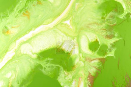 Foto de Mezcla ligera de colores verdes fondo creativo. Impresión artística abstracta, manchas y manchas de acuarela, flujos de tinta de alcohol - Imagen libre de derechos