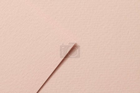 Foto de Trozos de papel kraft áspero fondo, textura de papel monocromo geométrico color beige. Mockup con espacio de copia para texto - Imagen libre de derechos