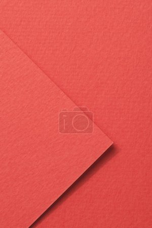 Téléchargez les photos : Papier kraft brut morceaux de fond, géométrique monochrome texture de papier couleur rouge. Maquette avec espace de copie pour le texte - en image libre de droit