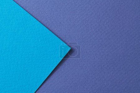 Foto de Fondo de papel kraft áspero, textura de papel diferentes tonos de azul. Burla con espacio de copia para tex - Imagen libre de derechos