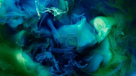 Téléchargez les photos : Vert bleu contraste liquide fond d'art. Explosion d'encre de peinture, nuages abstraits de maquettes de fumée, aquarelle sous l'eau - en image libre de droit