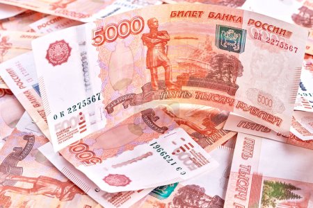 Foto de Rublos rusos cinco mil billetes fondo - Imagen libre de derechos