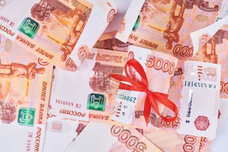 Foto de Rublos rusos cinco mil billetes, paquete de dinero con cinta roja sobre fondo blanco, concepto de regalo - Imagen libre de derechos