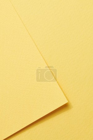 Téléchargez les photos : Papier kraft brut morceaux de fond, géométrique monochrome texture de papier couleur jaune. Maquette avec espace de copie pour le texte - en image libre de droit