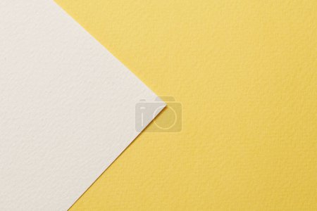 Foto de Fondo de papel kraft áspero, textura de papel amarillo blanco colores. Mockup con espacio de copia para texto - Imagen libre de derechos
