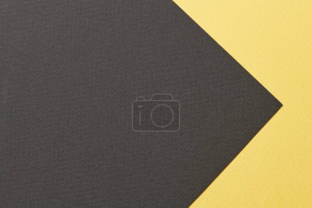 Foto de Fondo de papel kraft áspero, textura de papel negro colores amarillos. Mockup con espacio de copia para texto - Imagen libre de derechos