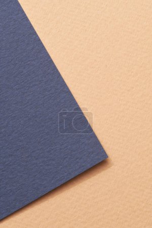 Foto de Fondo de papel kraft áspero, textura de papel azul beige colores. Mockup con espacio de copia para texto - Imagen libre de derechos