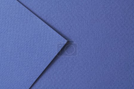Foto de Rough kraft piezas de papel de fondo, geométrico monocromo textura de papel de color azul. Mockup con espacio de copia para texto - Imagen libre de derechos