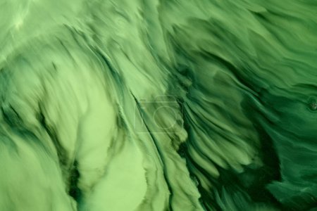 Téléchargez les photos : Mélange sombre de couleurs vertes fond créatif. Tirage d'art abstrait, taches d'aquarelle, flux d'encre d'alcool - en image libre de droit