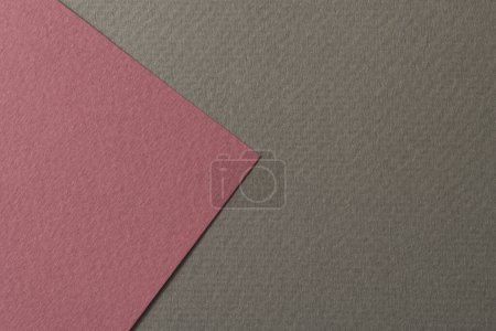 Téléchargez les photos : Papier kraft brut fond, texture du papier gris couleurs rouges. Maquette avec espace de copie pour le texte - en image libre de droit