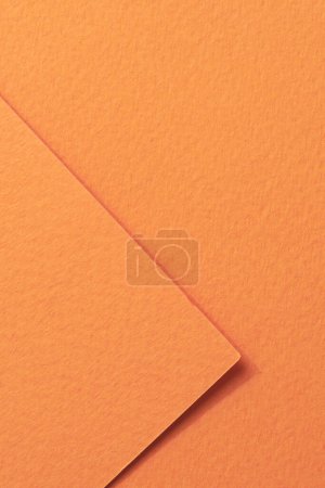 Téléchargez les photos : Papier kraft brut morceaux de fond, géométrique monochrome texture de papier couleur orange. Maquette avec espace de copie pour le texte - en image libre de droit