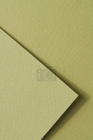 Foto de Trozos de papel kraft áspero fondo, textura de papel monocromo geométrico de color verde pálido. Mockup con espacio de copia para texto - Imagen libre de derechos