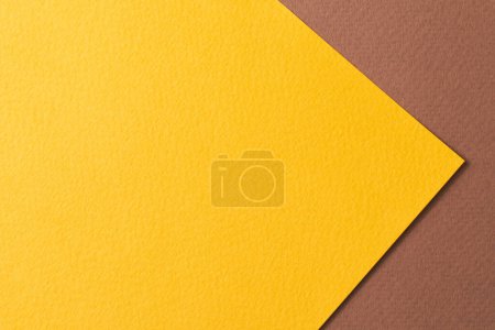 Foto de Fondo de papel kraft áspero, textura de papel de color amarillo marrón. Mockup con espacio de copia para texto - Imagen libre de derechos