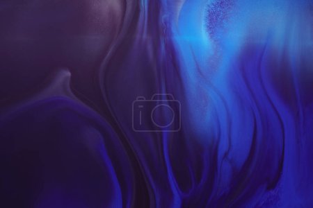 Foto de Arte líquido de fondo creativo abstracto, manchas y manchas de pintura de contraste, tinta de alcohol azul - Imagen libre de derechos