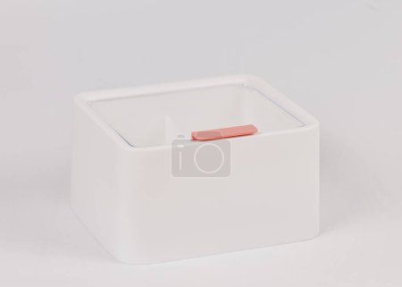 Téléchargez les photos : Organisateur plastique vide blanc neuf pour produits cosmétiques isolé sur fond blanc - en image libre de droit
