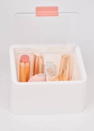 Foto de Nuevo organizador plástico blanco para cosméticos rellenos de productos de maquillaje y accesorios aislados sobre fondo blanco - Imagen libre de derechos