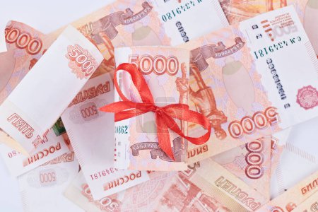 Téléchargez les photos : Roubles russes cinq mille billets de banque, paquet d'argent avec ruban rouge sur fond blanc, concept de cadeau - en image libre de droit