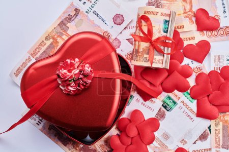 Foto de Rublos rusos sobre fondo blanco, paquete de cinco mil billetes con cinta roja en caja del corazón, concepto de regalo de dinero - Imagen libre de derechos