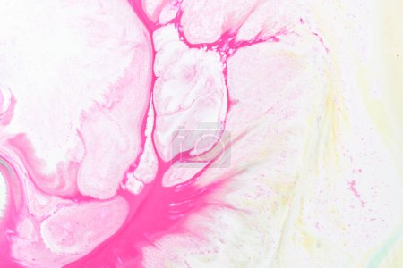 Foto de Arte líquido de fondo abstracto, manchas y manchas de pintura, tinta de alcohol rosa, textura de mármol multicolor - Imagen libre de derechos