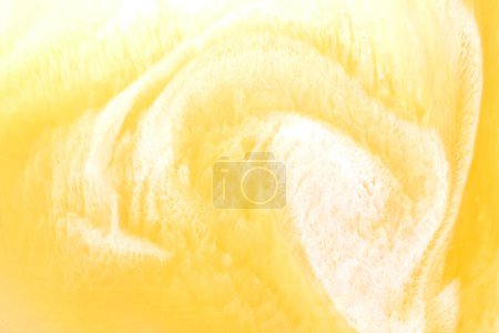 Téléchargez les photos : Art liquide abstrait de fond créatif, taches et taches de peinture contrastées, encre d'alcool jaune - en image libre de droit
