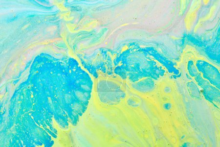 Téléchargez les photos : Art liquide abstrait de fond créatif, taches et taches de peinture, encre d'alcool jaune bleu, texture de marbre multicolore - en image libre de droit
