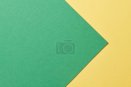 Foto de Fondo de papel kraft áspero, textura de papel de color verde amarillo. Mockup con espacio de copia para texto - Imagen libre de derechos