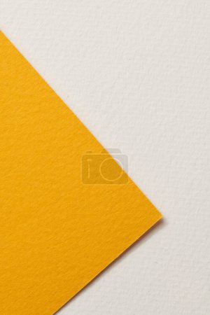 Foto de Fondo de papel kraft áspero, textura de papel naranja colores blancos. Mockup con espacio de copia para texto - Imagen libre de derechos