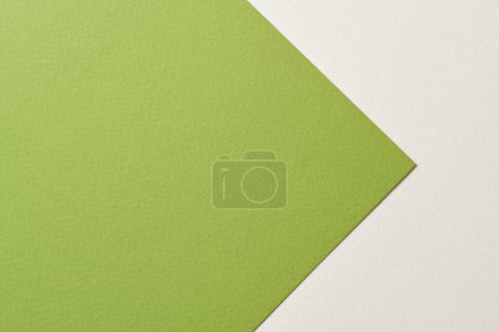 Foto de Fondo de papel kraft áspero, textura de papel blanco colores verdes. Mockup con espacio de copia para texto - Imagen libre de derechos