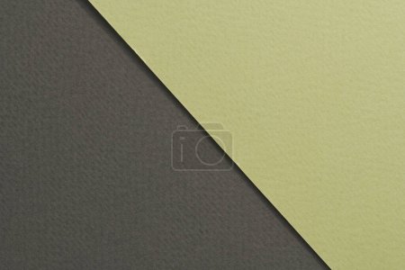 Foto de Fondo de papel kraft áspero, textura de papel negro colores verdes. Mockup con espacio de copia para texto - Imagen libre de derechos