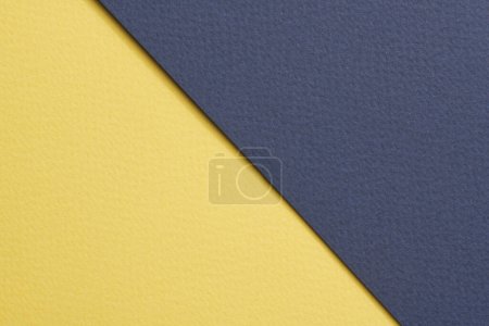 Téléchargez les photos : Papier kraft brut fond, texture du papier bleu couleurs jaunes. Maquette avec espace de copie pour le texte - en image libre de droit