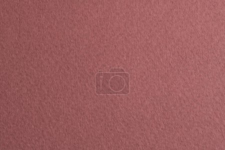 Foto de Fondo de papel kraft áspero, textura de papel monocromo color púrpura rojo oscuro. Mockup con espacio de copia para texto - Imagen libre de derechos