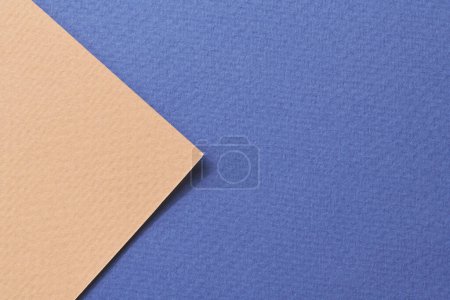 Foto de Fondo de papel kraft áspero, textura de papel azul beige colores. Mockup con espacio de copia para texto - Imagen libre de derechos