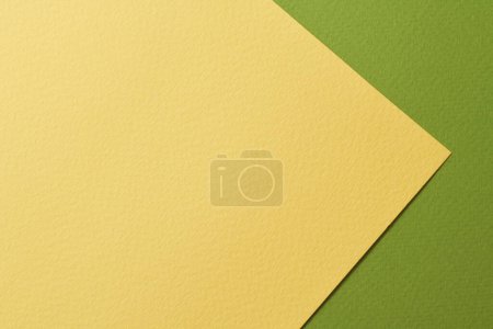 Téléchargez les photos : Papier kraft brut fond, texture du papier jaune couleurs vertes. Maquette avec espace de copie pour le texte - en image libre de droit