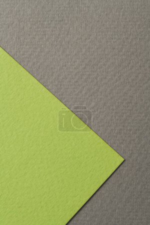 Foto de Fondo de papel kraft áspero, textura de papel negro colores verdes. Mockup con espacio de copia para texto - Imagen libre de derechos