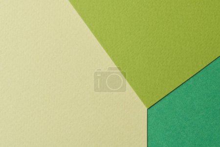 Téléchargez les photos : Papier kraft brut fond, texture du papier différentes nuances de vert. Maquette avec espace de copie pour le texte - en image libre de droit