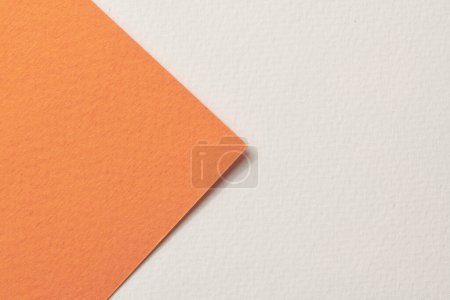 Téléchargez les photos : Papier kraft brut fond, texture du papier orange couleurs blanches. Maquette avec espace de copie pour le texte - en image libre de droit