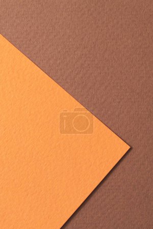 Téléchargez les photos : Papier kraft brut fond, texture du papier orange couleurs brunes. Maquette avec espace de copie pour le texte - en image libre de droit