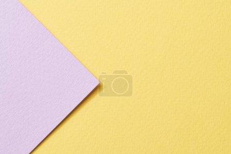 Foto de Fondo de papel kraft áspero, textura de papel de color lila amarillo. Mockup con espacio de copia para texto - Imagen libre de derechos