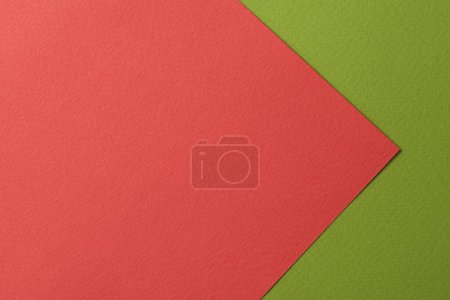 Foto de Fondo de papel kraft áspero, textura de papel colores verdes rojos. Mockup con espacio de copia para texto - Imagen libre de derechos