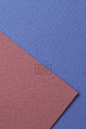 Téléchargez les photos : Papier kraft brut fond, texture du papier couleurs bleu bordeaux. Maquette avec espace de copie pour le texte - en image libre de droit