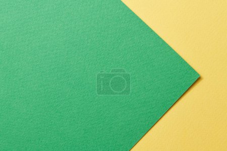 Téléchargez les photos : Papier kraft brut fond, texture du papier jaune couleurs vertes. Maquette avec espace de copie pour le texte - en image libre de droit