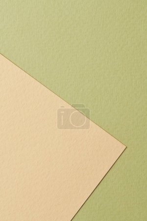 Foto de Fondo de papel kraft áspero, textura de papel beige colores verdes. Mockup con espacio de copia para texto - Imagen libre de derechos