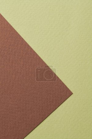Téléchargez les photos : Papier kraft brut fond, texture du papier brun-vert couleurs. Maquette avec espace de copie pour le texte - en image libre de droit