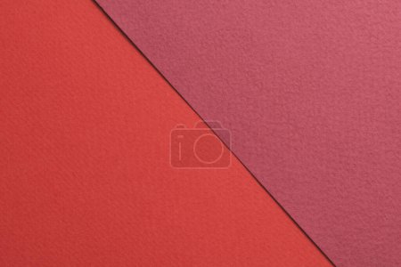 Téléchargez les photos : Papier kraft brut fond, texture du papier différentes nuances de rouge. Maquette avec espace de copie pour le texte - en image libre de droit