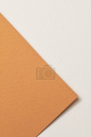 Téléchargez les photos : Papier kraft brut fond, texture du papier brun couleurs blanches. Maquette avec espace de copie pour le texte - en image libre de droit